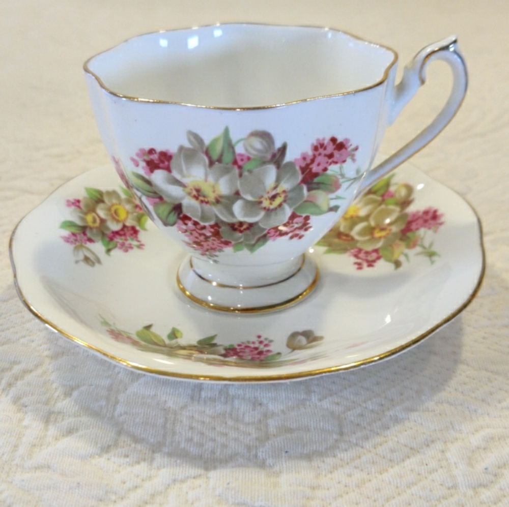 Vintage Dogwood Queen Anne Fine Bone China Made in England Tea Cup & Saucer